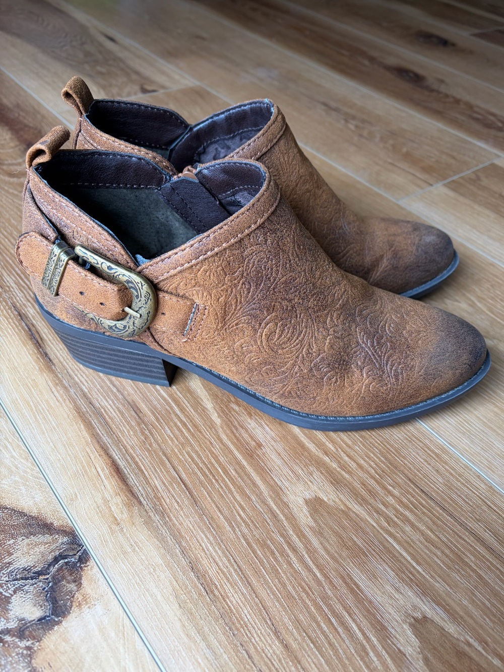 White Mountain Women's Tan Ankle Booties with Embossed Detail and Buckle 7.5